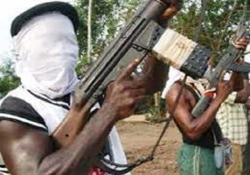 Many feared killed in security operatives, bandits gun due
